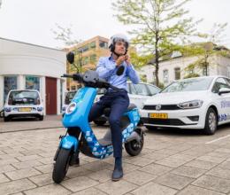 Op de elektrische scooter naar groene woningen